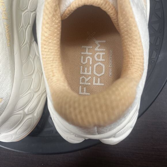 New Balance Fresh Foam X More v4 Womens Sz 8B White Gold Metallic Running Shoes - Picture 6 of 10